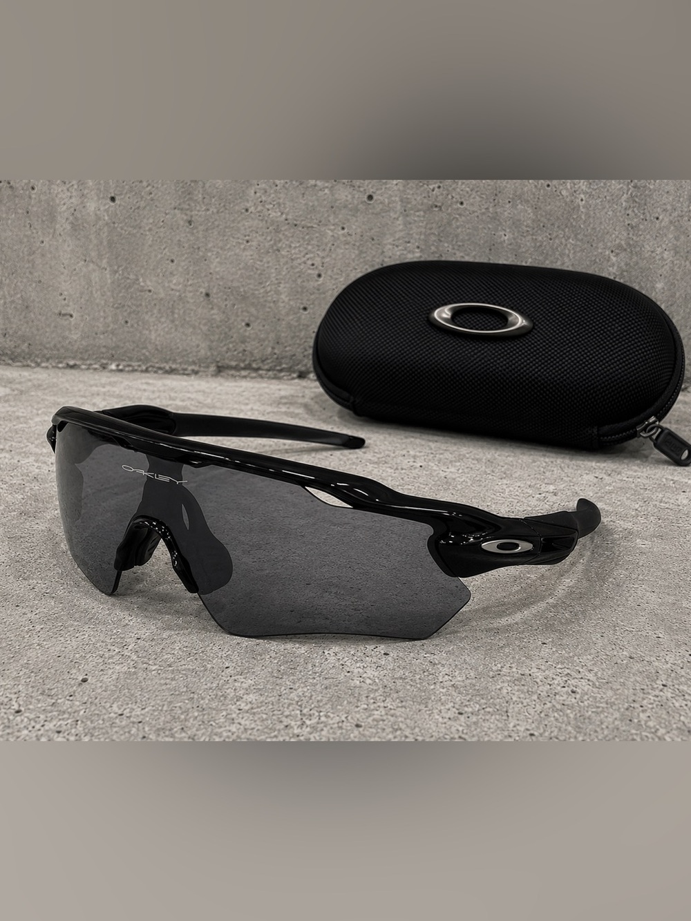 Oakley Men’s Black Radar EV Sunglasses with Dark Gray Lenses